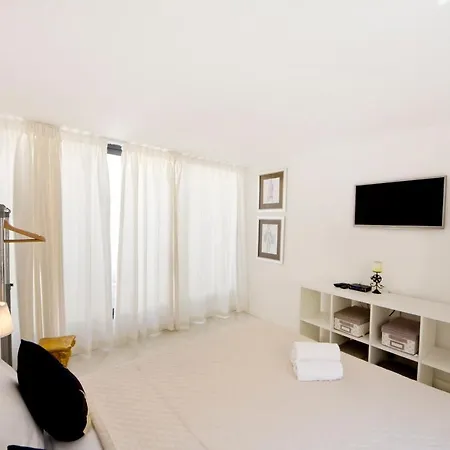 Sea View - Stylish 2br Apt. La Valette
